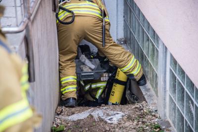 Esslingen-Pliensauvorstadt: Dehnfuge brennt zwischen zwei Gebaeuden